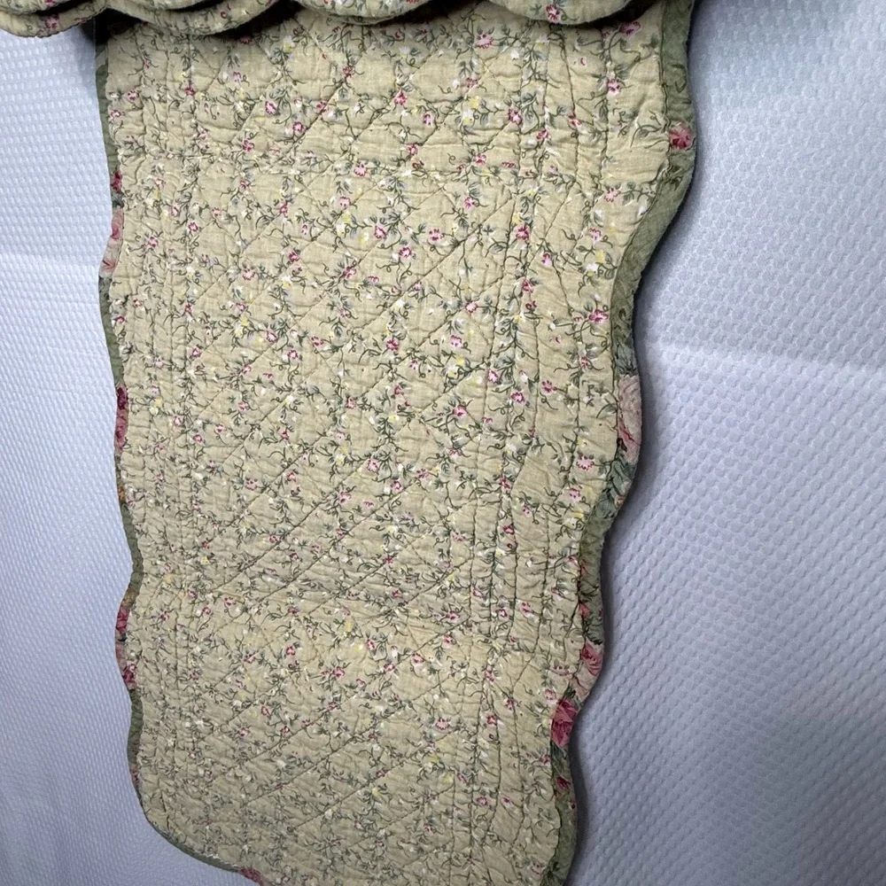 Floral Cottagecore Reversable Quilted Table Runner and Placemats - Picture 13 of 13